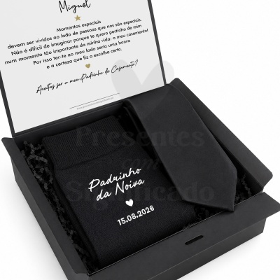 Conjunto gravata preta e meias com mensagem para padrinho da noiva numa caixa preta