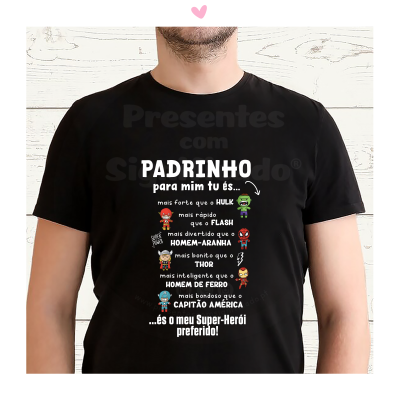 T-shirt preta com texto e desenhos de super-heróis em português