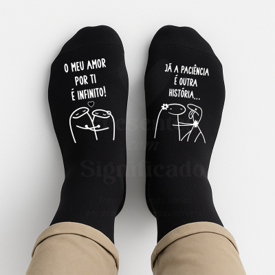 Meias pretas com frases e desenhos brancos usadas com calças beges