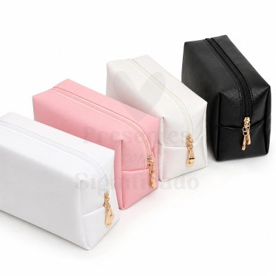 Necessaires retangulares em branco, rosa, branco e preto com fechos dourados