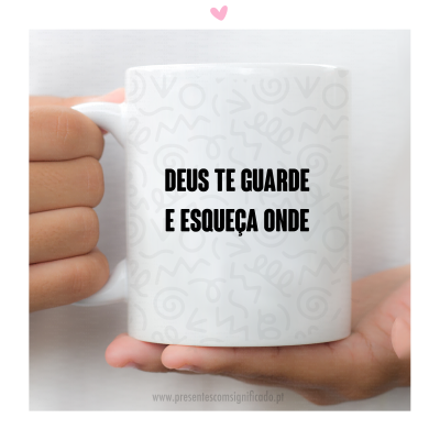 Caneca branca com texto em preto 'DEUS TE GUARDE E ESQUEÇA ONDE' segurada por mãos.