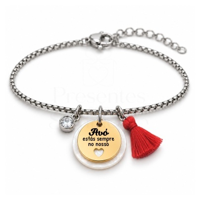 Pulseira prateada com pendentes de pedra, medalha dourada com gravação para avó e tassel vermelho.