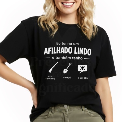 T-shirt preta com texto branco e ícones em português.