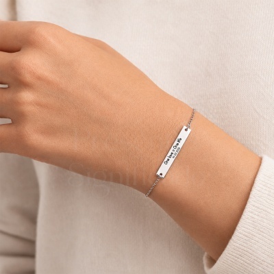 Pulseira prateada com gravação One love One life 14.02.2016 no pulso