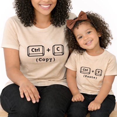 T-shirts bege em algodão com teclas Ctrl + C (Copy) e Ctrl + V (Paste) em mãe e filha