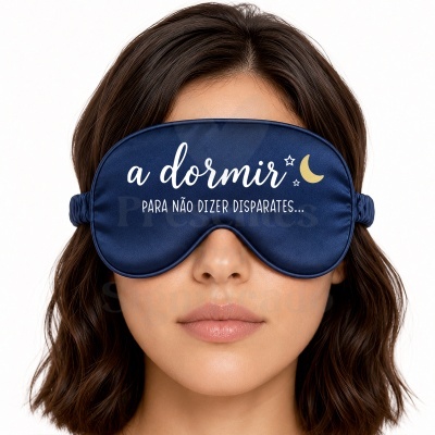 Máscara de dormir azul com texto e desenho de lua e estrelas