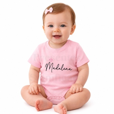 Bebé com body rosa e presilha cor-de-rosa no cabelo