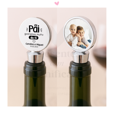 Tampa de garrafa metálica com mensagem personalizada e foto de crianças.