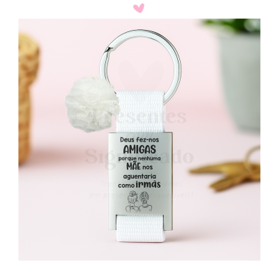 Porta-chaves com placa metálica gravada e fita branca com pompom