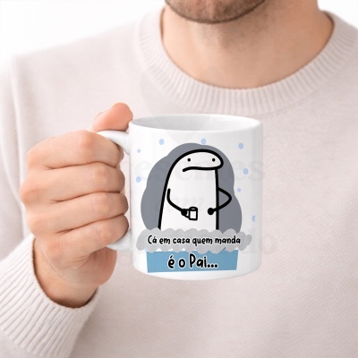 Caneca branca com ilustração e texto em português