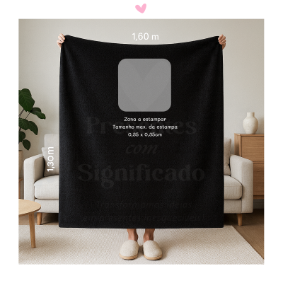 Cobertor preto com zona a estampar e medidas mostrado numa sala de estar