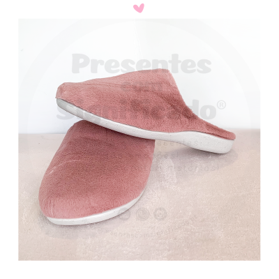 Chinelos cor de rosa com sola branca em superfície clara