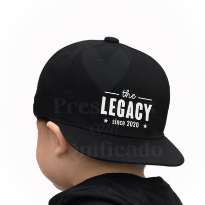 Boné preto com texto branco the LEGACY Since 2020 visto de trás