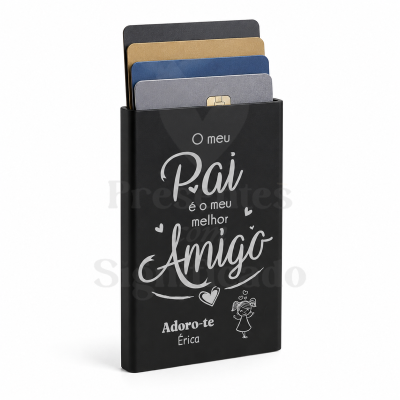 Carteira de cartão preta com texto personalizado para pai, com quatro cartões visíveis dentro.