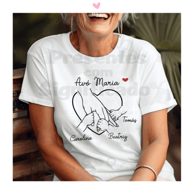 T-shirt branca com estampa de mãos e texto Avó Maria com nomes Tomás, Carolina e Beatriz