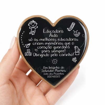 Placa decorativa coração com texto e ilustrações brancas em fundo preto e moldura madeira