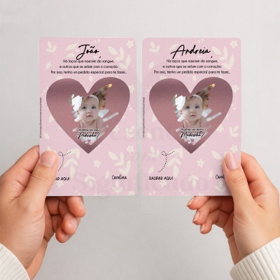 Cartões cor-de-rosa com foto de bebé e texto personalizado para padrinhos e madrinhas