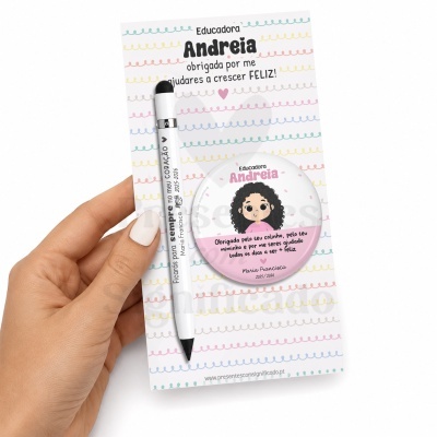Conjunto caneta e chapa personalizada para educadora Andreia com agradecimento em português.