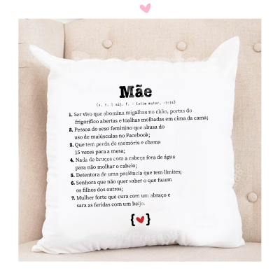 Almofada branca com definição da palavra Mãe em texto preto e vermelho colocada num sofá bege