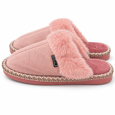Chinelos cor-de-rosa com textura aveludada e detalhes peludos.