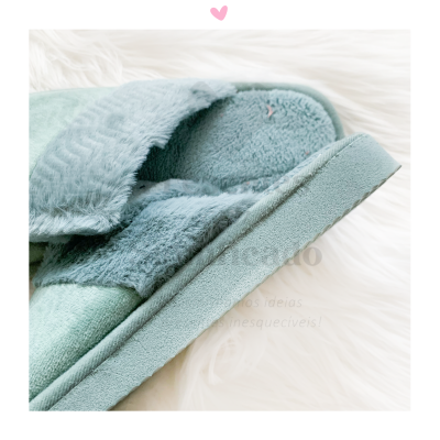 Pantufas azuis claras felpudas sobre superfície branca fofa com coração rosa