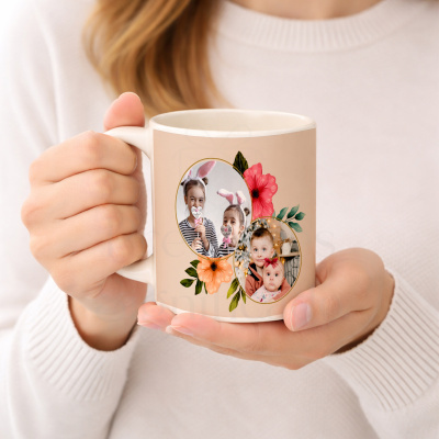 Caneca bege personalizada com fotos de crianças e flores, segurada por mãos femininas
