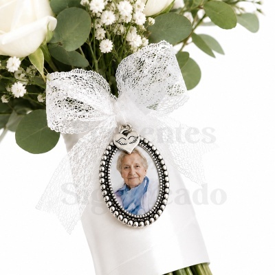 Bouquet de flores com laço rendado e medalhão com foto