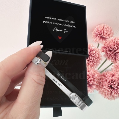 Pulseira personalizada com data 23-05-2027 em caixa preta com mensagem de amor