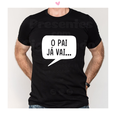 Homem com t-shirt preta escrita 'O PAI JÁ VAI...'. 
