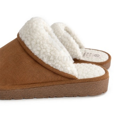 Pantufas castanhas com interior felpudo branco
