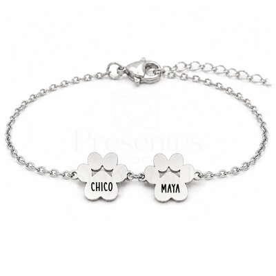 Pulseira prateada com pendentes em forma de pata e nomes CHICO e MAYA