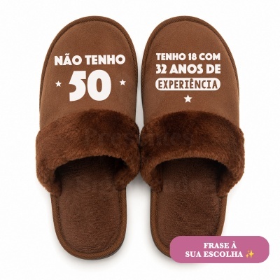 Chinelos castanhos com texto branco e aba em pelo
