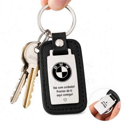 Porta-chaves preto com placa metálica BMW e mensagem em português, com duas chaves penduradas