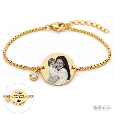 Pulseira dourada com medalha redonda personalizada com foto e texto para mãe