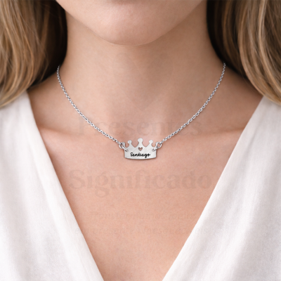 Colar prateado com pendente em forma de coroa gravada com o nome Santiago