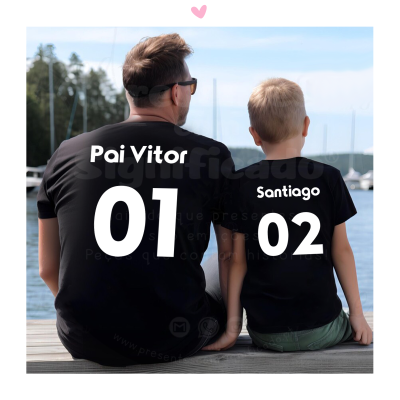 Pai e filho sentados de costas usando t-shirts pretas com textos brancos