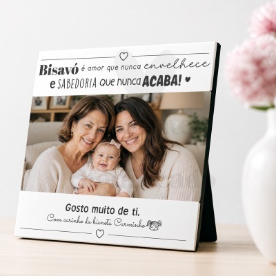 Moldura com foto de três gerações femininas e mensagem para bisavó em português.