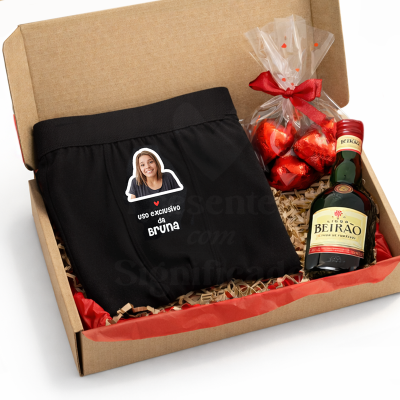 Caixa de presente com cueca preta personalizada, garrafa de Licor Beirão e chocolates em saco transparente.