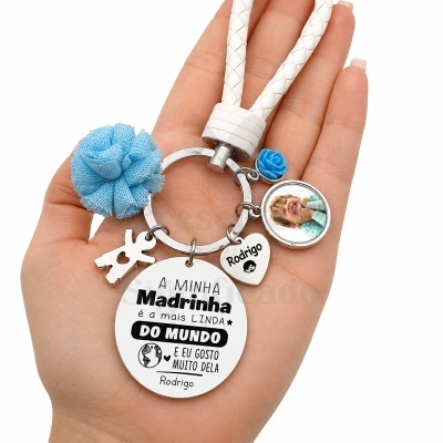 Porta-chaves com pendentes personalizados e texto dedicado à madrinha