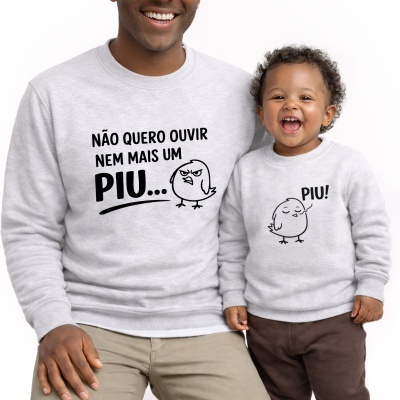 Adulto e criança com sweatshirts cinzentas estampadas com frases e desenhos de pássaros pretos.