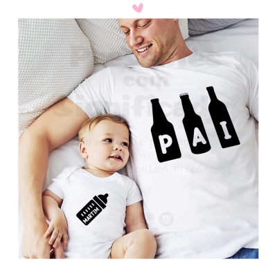 Pai e filho deitadas vestindo t-shirts brancas com estampas pretas distintas