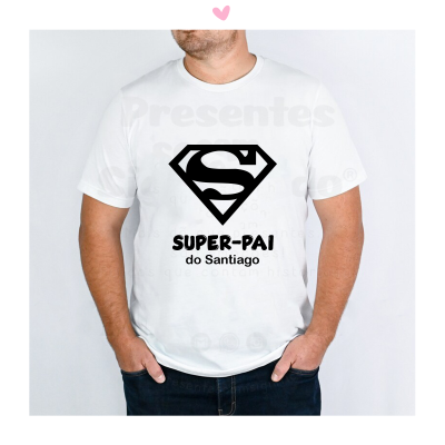 Camiseta branca com símbolo Superman e texto Super-Pai do Santiago