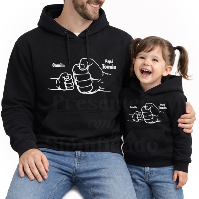 Sweatshirts pretas para pai e filha com estampado branco de punhos fechados e nomes.