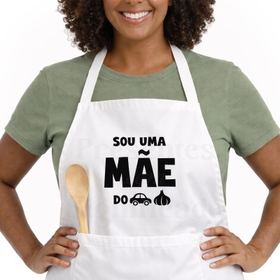 Avental branco com texto e desenhos pretos usado por pessoa com t-shirt verde e colher de madeira no bolso
