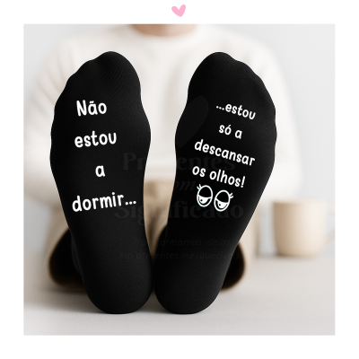 Meias pretas com texto engraçado em branco nas solas