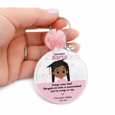 Chaveiro redondo com imagem e texto personalizados para professora Marta, com laço rosa e pendente metálico com capa de formatura