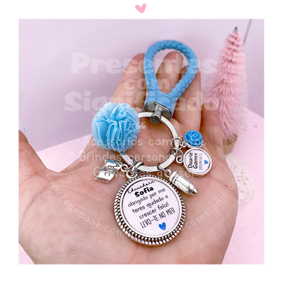 Porta-chaves azul com pendentes metálicos e mensagem personalizada para Sofia