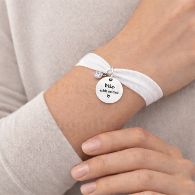 Pulseira branca com pendente redondo prateado gravado e pingente de pedra brilhante