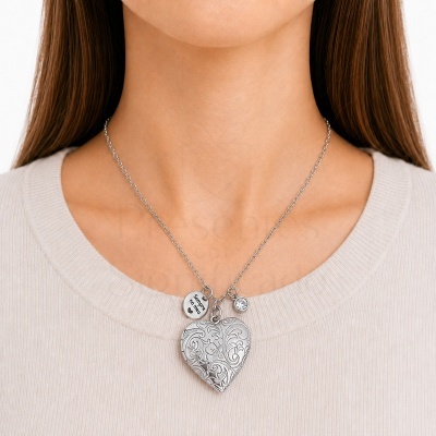 Colar de prata com pendente coração floral e pendente redondo com texto