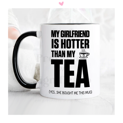 Caneca branca com asa preta e texto em inglês impresso